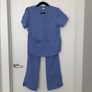 Scrub top in ceil blue
